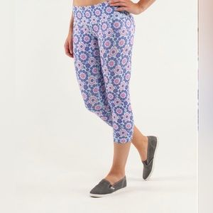 Lululemon Wunder Under Crop
Twiggy Printed Purple/Aquamarine • GREAT CONDITION
